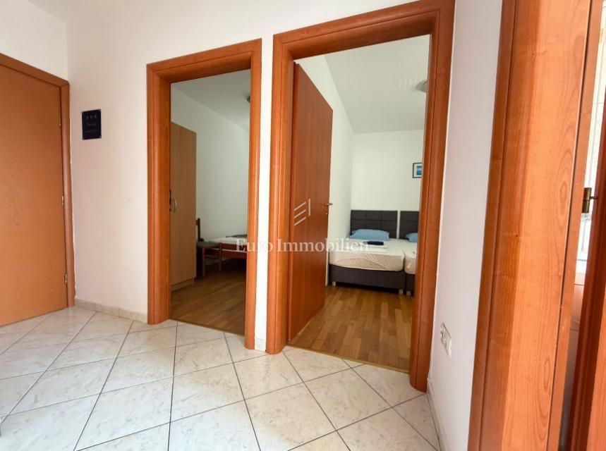Apartma z balkonom v bližini morja - Pag