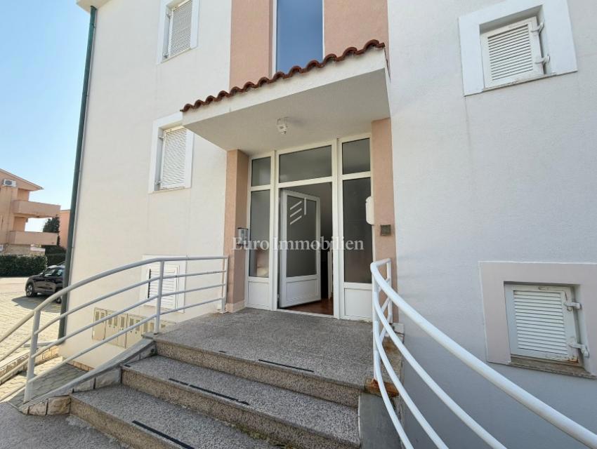 Apartma z balkonom v bližini morja - Pag