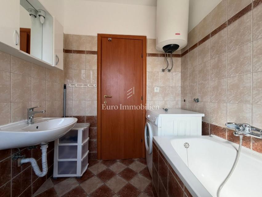 Apartma z balkonom v bližini morja - Pag