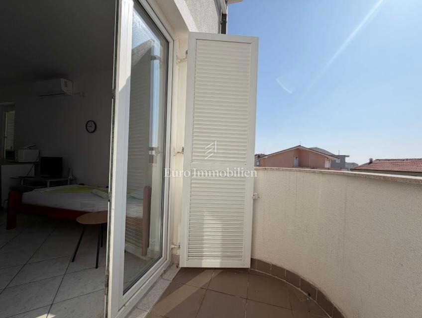 Apartma z balkonom v bližini morja - Pag