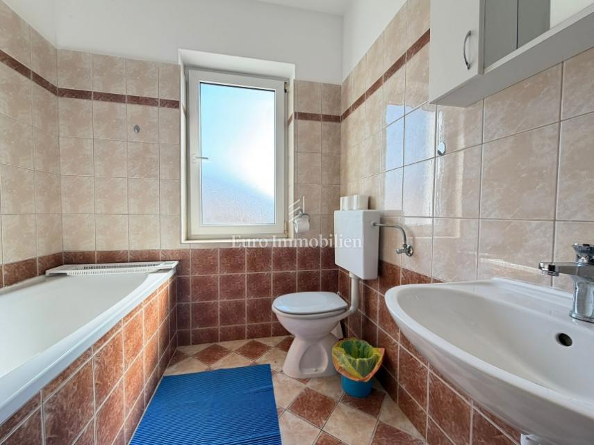 Apartma z balkonom v bližini morja - Pag