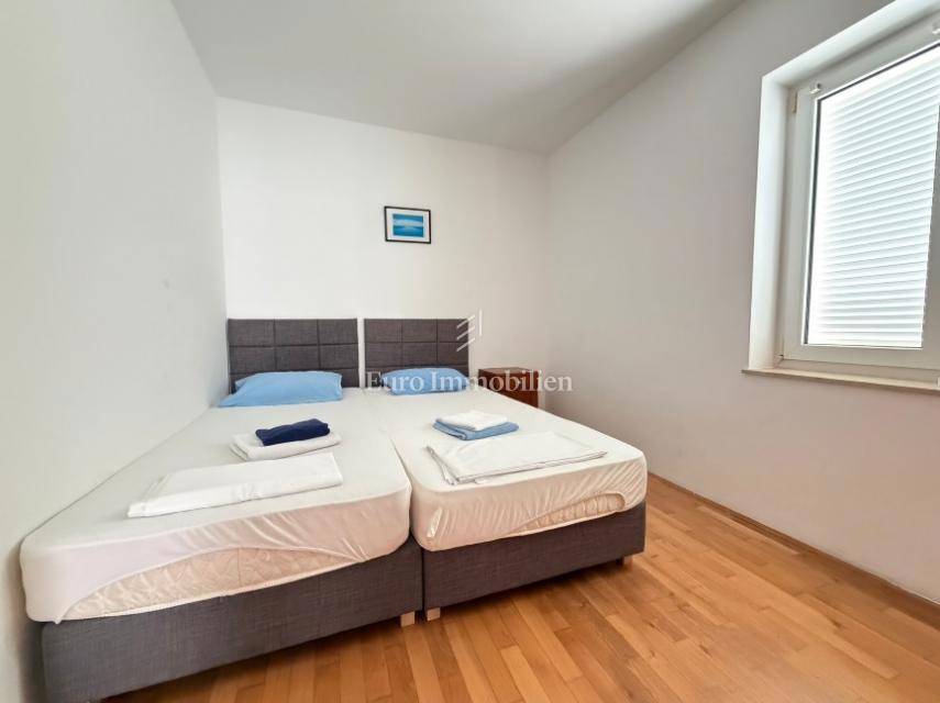 Apartma z balkonom v bližini morja - Pag