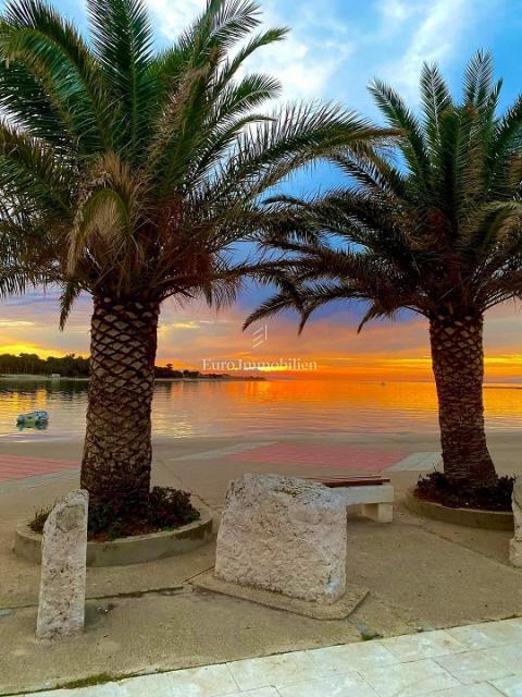 Apartma z balkonom v bližini morja - Pag