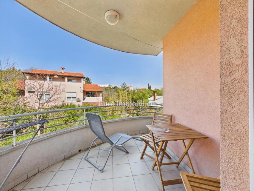 Lungomare pred vrati - stanovanje z garažo in dvigalom, Pula