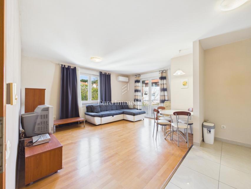 Lungomare pred vrati - stanovanje z garažo in dvigalom, Pula