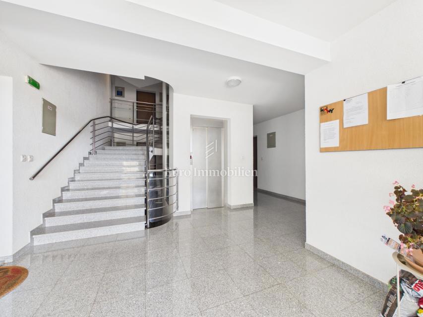 Lungomare pred vrati - stanovanje z garažo in dvigalom, Pula