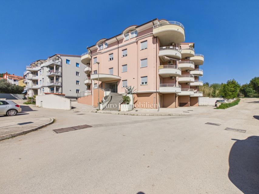 Lungomare pred vrati - stanovanje z garažo in dvigalom, Pula