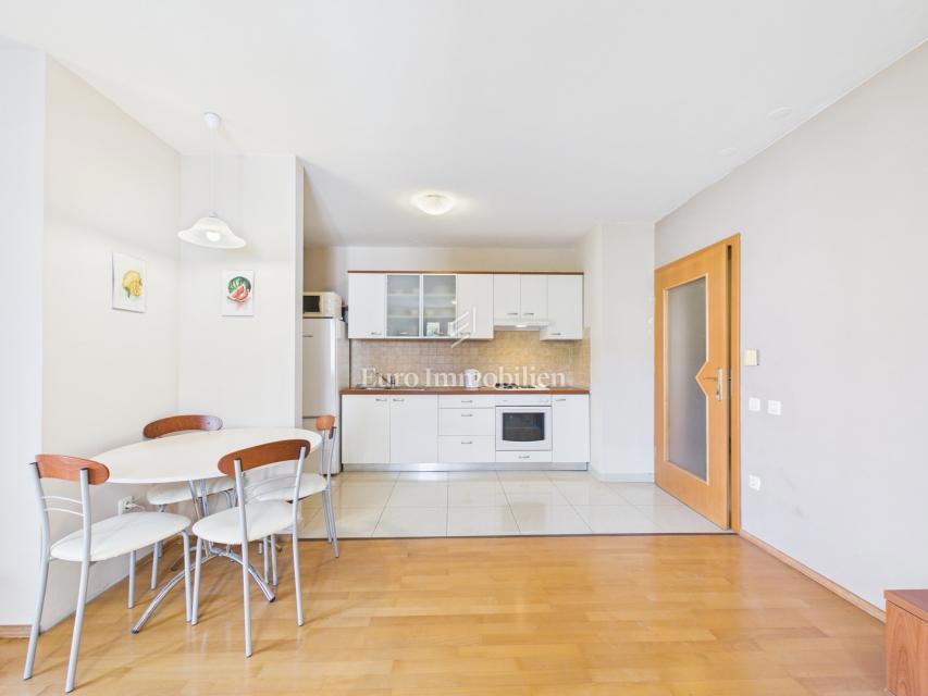 Lungomare pred vrati - stanovanje z garažo in dvigalom, Pula