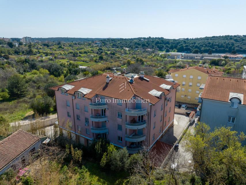 Lungomare pred vrati - stanovanje z garažo in dvigalom, Pula