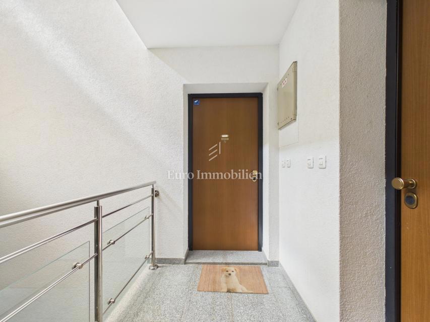 Lungomare pred vrati - stanovanje z garažo in dvigalom, Pula