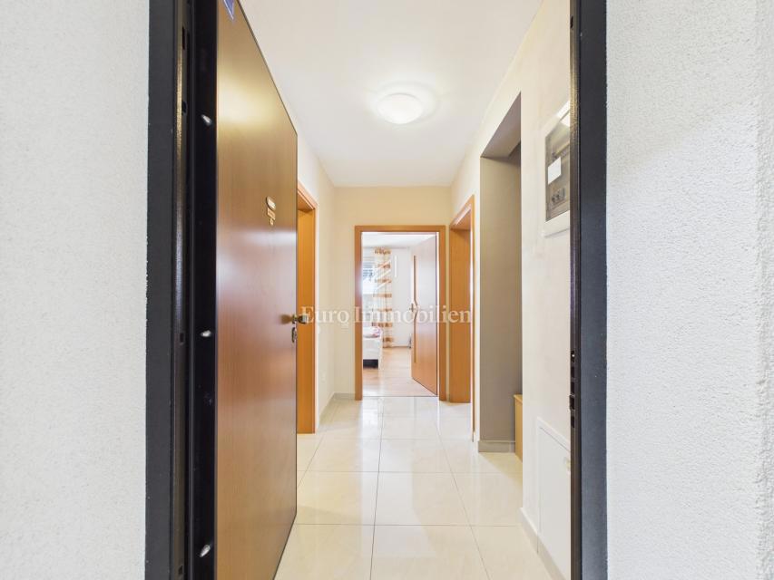 Lungomare pred vrati - stanovanje z garažo in dvigalom, Pula