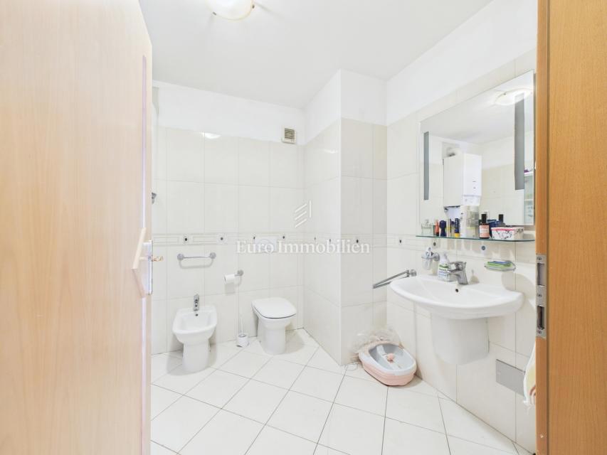 Lungomare pred vrati - stanovanje z garažo in dvigalom, Pula