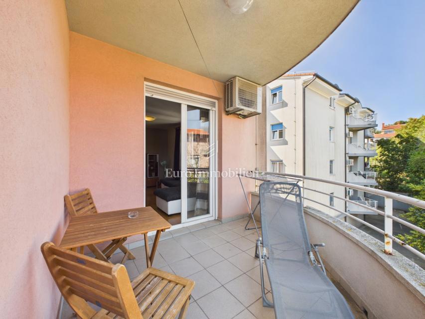 Lungomare pred vrati - stanovanje z garažo in dvigalom, Pula