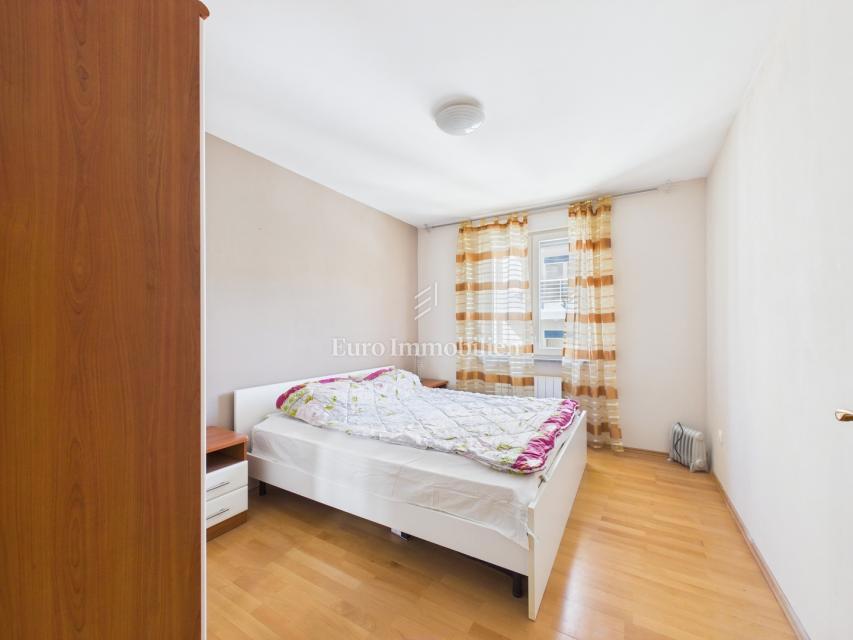 Lungomare pred vrati - stanovanje z garažo in dvigalom, Pula