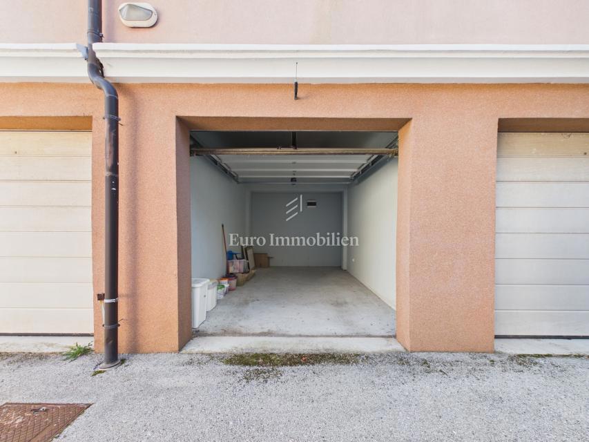 Lungomare pred vrati - stanovanje z garažo in dvigalom, Pula