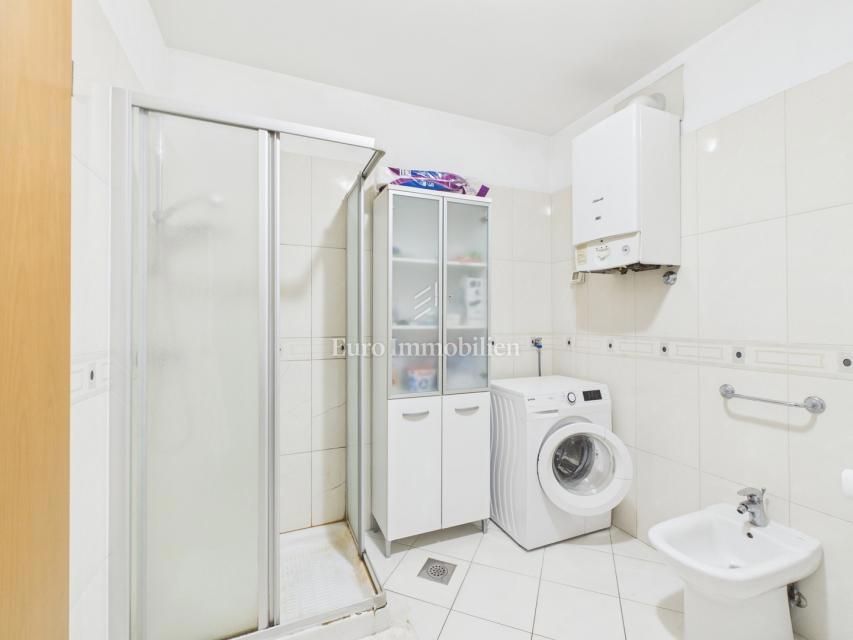 Lungomare pred vrati - stanovanje z garažo in dvigalom, Pula