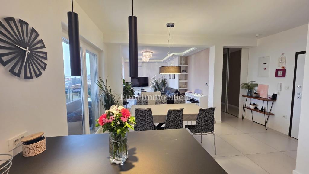 Turnić - Luksuzno stanovanje s teraso in pogledom na morje