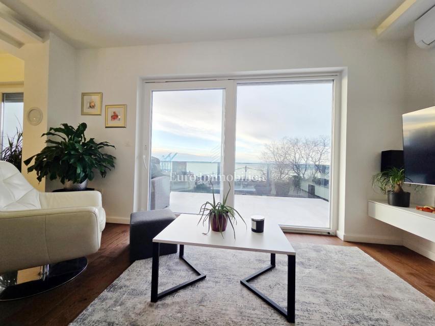 Turnić - Luksuzno stanovanje s teraso in pogledom na morje