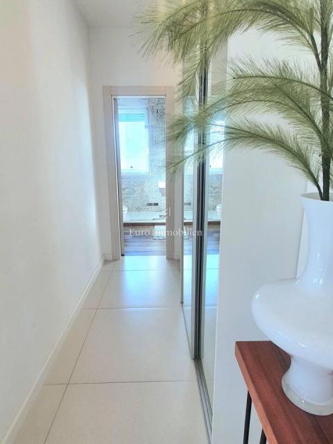 Turnić - Luksuzno stanovanje s teraso in pogledom na morje