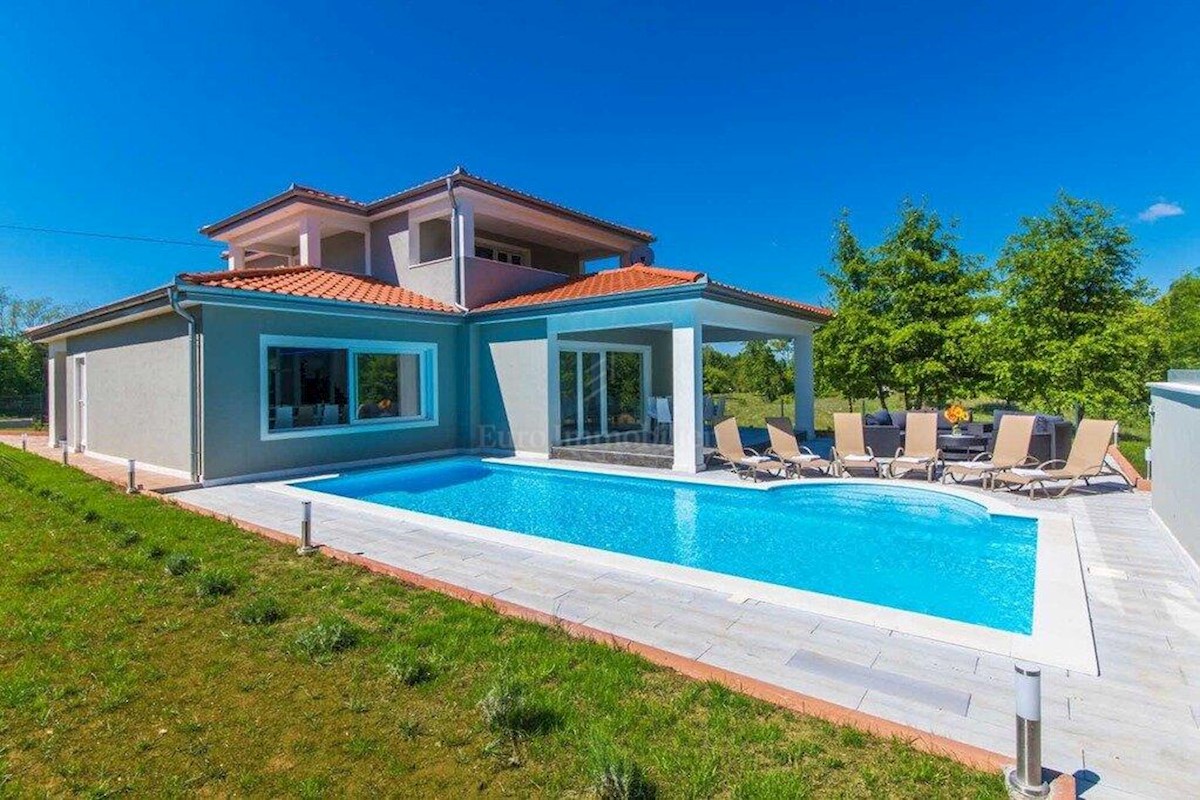 Moderna vila z bazenom