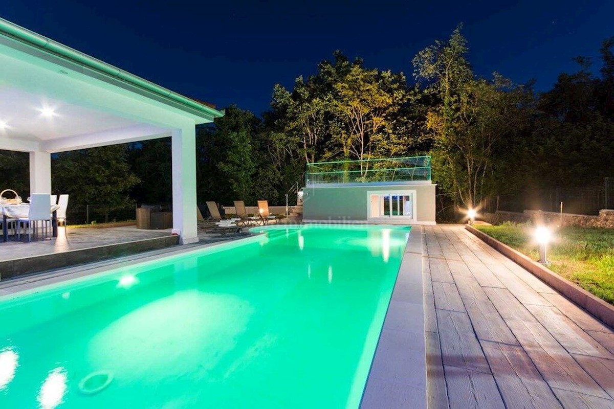 Moderna vila z bazenom