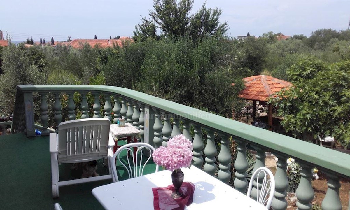 Kamena kuća sa četiri opremljena apartmana, blizina mora