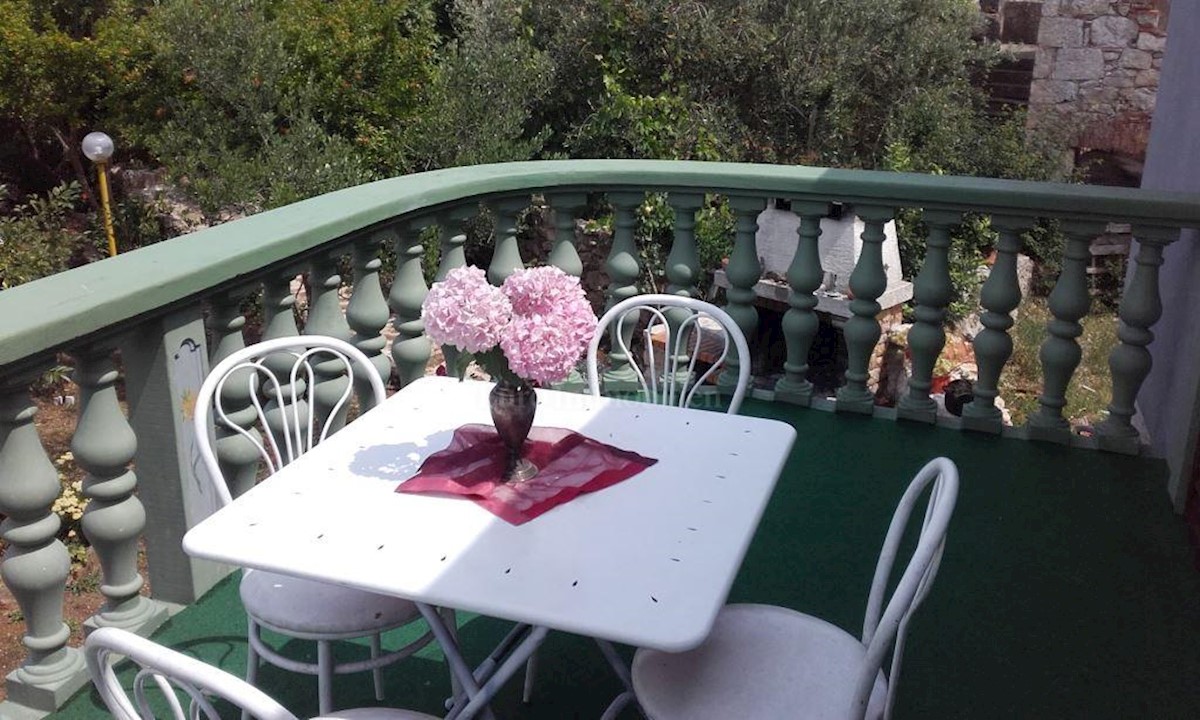 Kamena kuća sa četiri opremljena apartmana, blizina mora