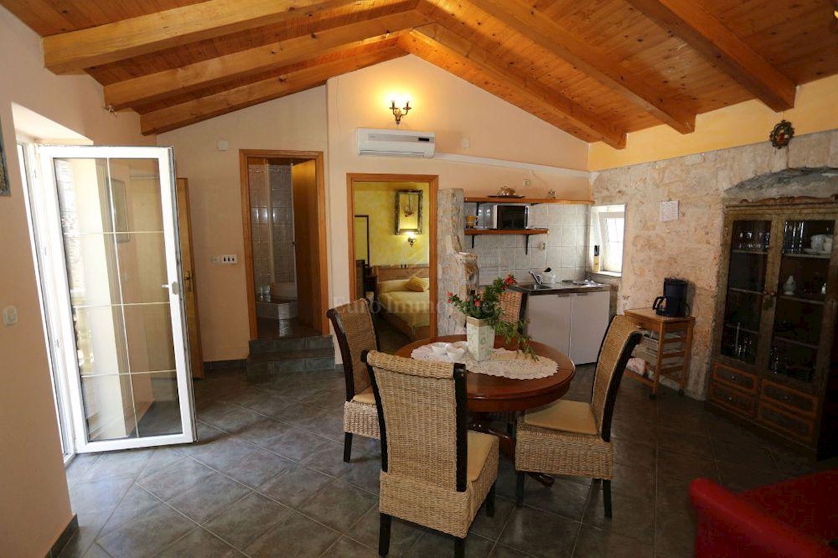 Kamena kuća sa četiri opremljena apartmana, blizina mora