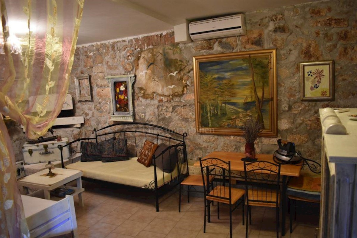 Kamena kuća sa četiri opremljena apartmana, blizina mora