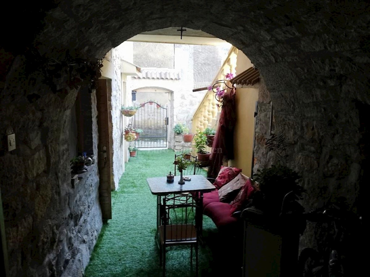 Kamena kuća sa četiri opremljena apartmana, blizina mora