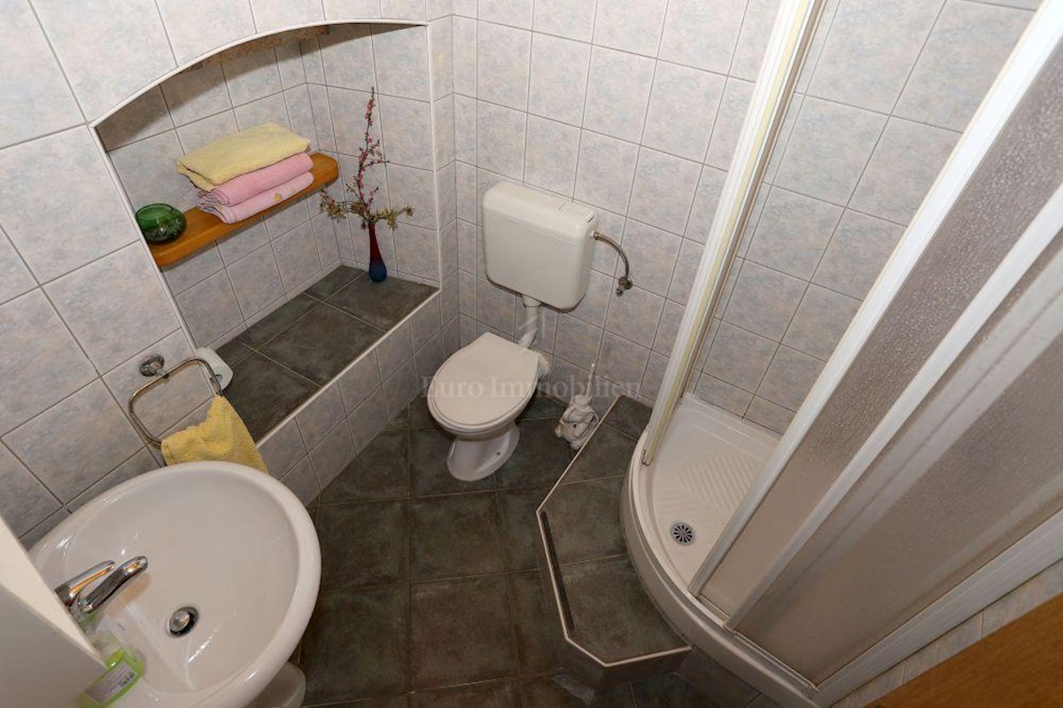 Kamena kuća sa četiri opremljena apartmana, blizina mora