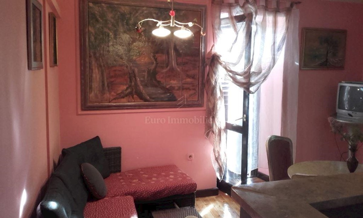 Kamena kuća sa četiri opremljena apartmana, blizina mora
