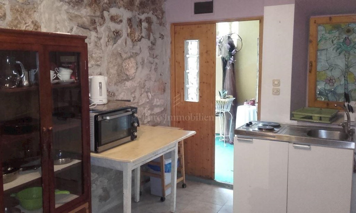 Kamena kuća sa četiri opremljena apartmana, blizina mora