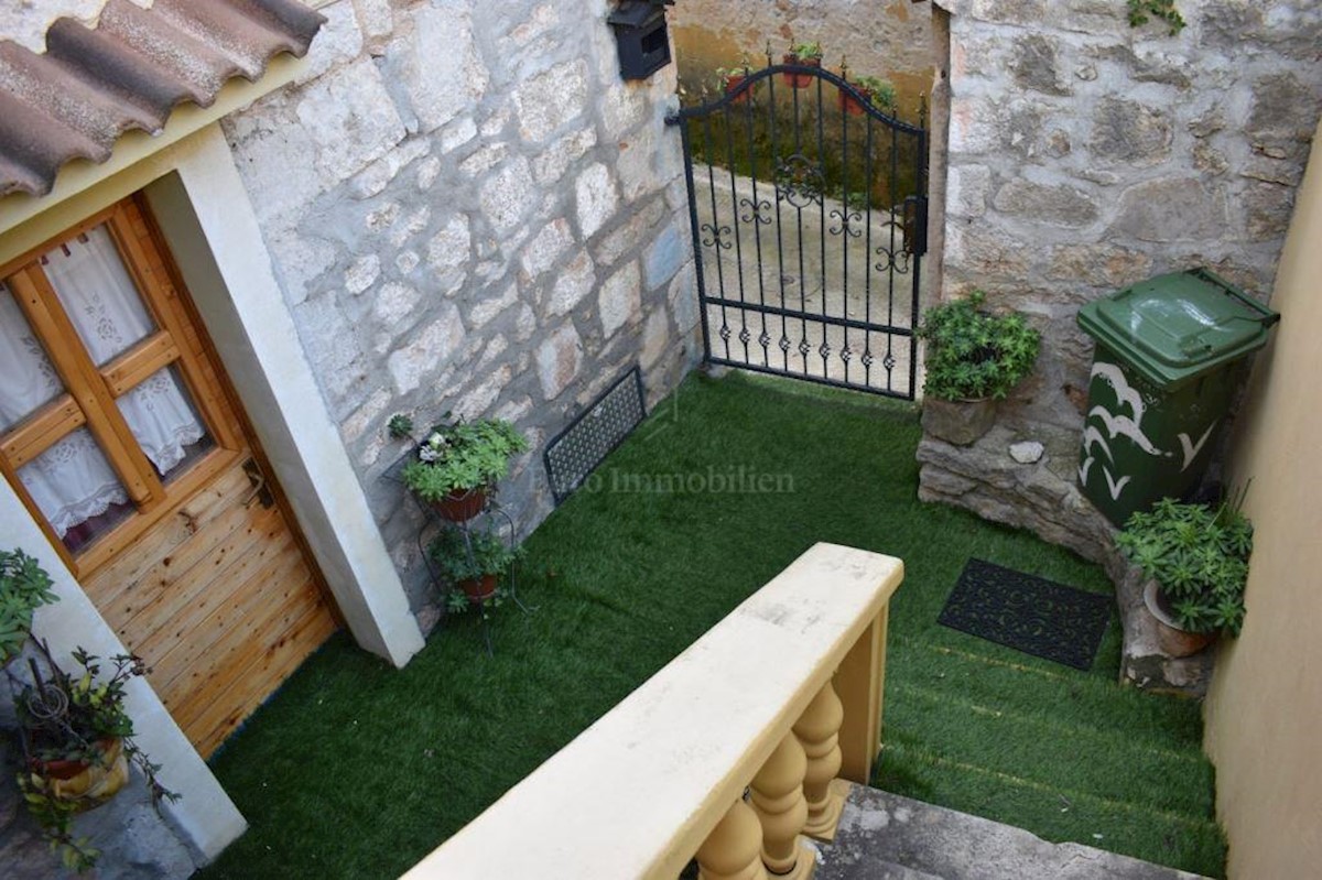 Kamena kuća sa četiri opremljena apartmana, blizina mora
