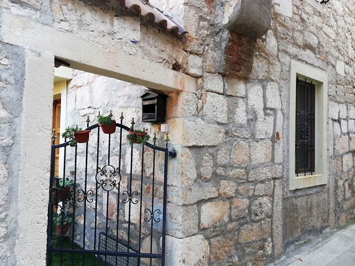 Kamena kuća sa četiri opremljena apartmana, blizina mora