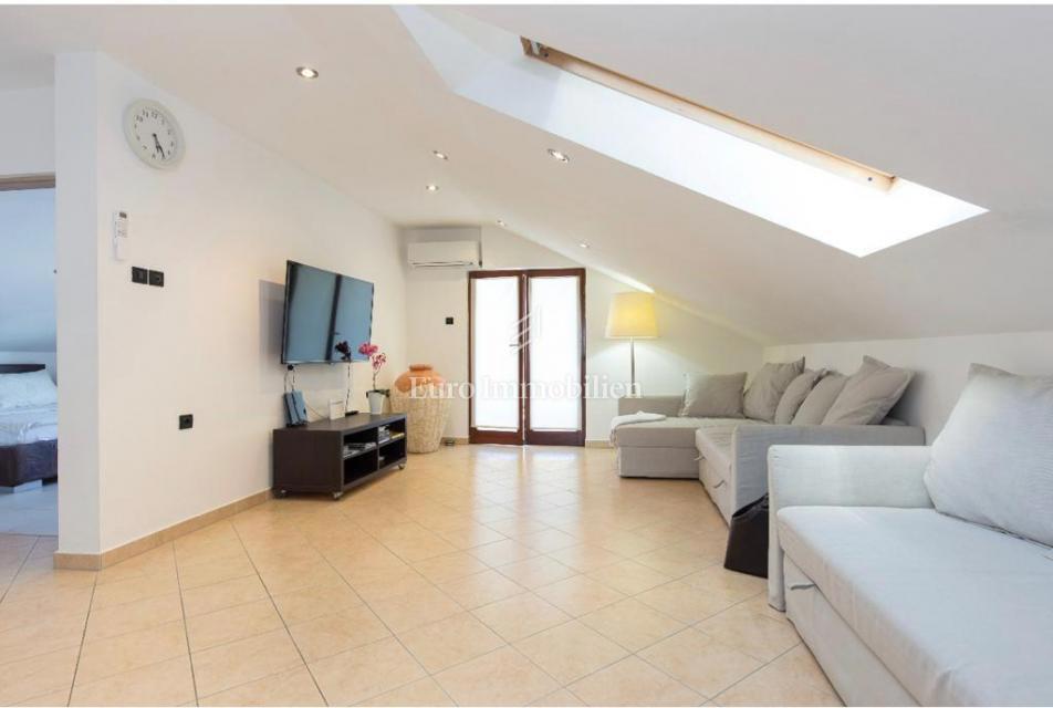 Penthouse s pogledom na morje in vrtom, 300 m od morja, Njivice, otok Krk