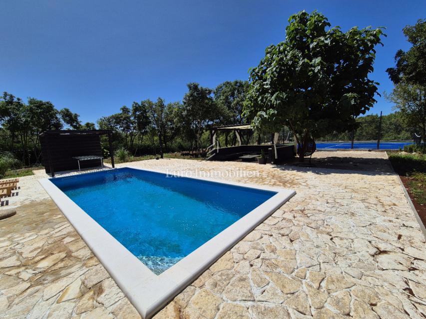 Hiša z bazenom v obnovi, otok Krk
