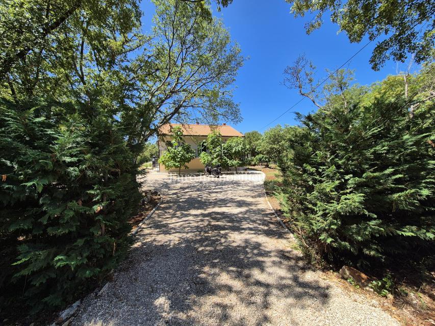 Hiša z bazenom v obnovi, otok Krk