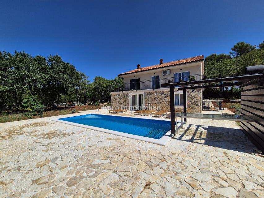 Hiša z bazenom v obnovi, otok Krk