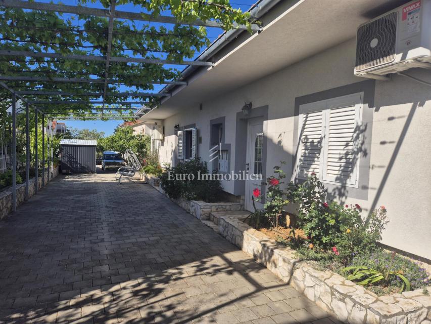 Pirovac - hiša s tremi apartmaji in dvoriščem