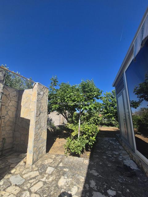Pirovac - hiša s tremi apartmaji in dvoriščem