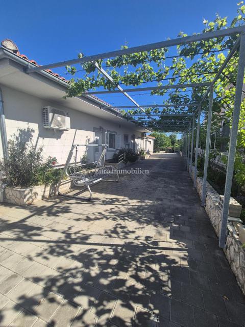 Pirovac - hiša s tremi apartmaji in dvoriščem