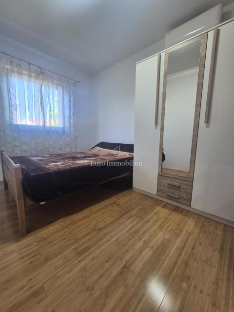 Pirovac - hiša s tremi apartmaji in dvoriščem
