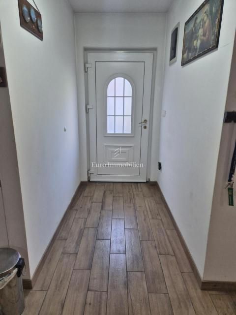 Pirovac - hiša s tremi apartmaji in dvoriščem