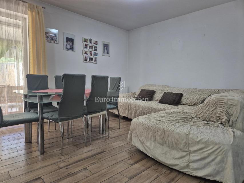 Pirovac - hiša s tremi apartmaji in dvoriščem