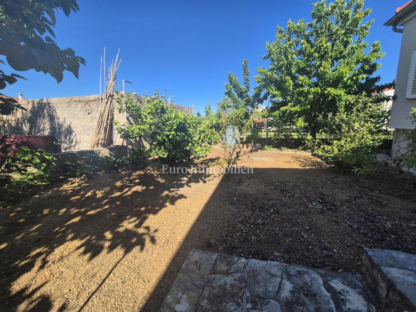 Pirovac - hiša s tremi apartmaji in dvoriščem