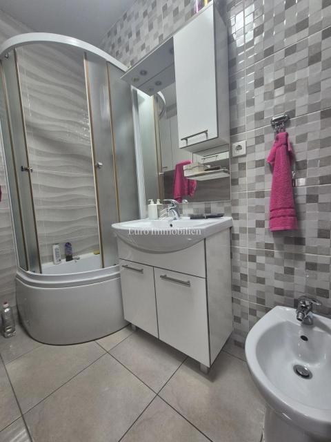 Pirovac - hiša s tremi apartmaji in dvoriščem