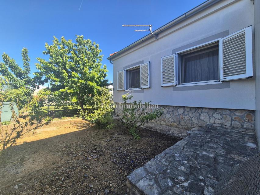 Pirovac - hiša s tremi apartmaji in dvoriščem
