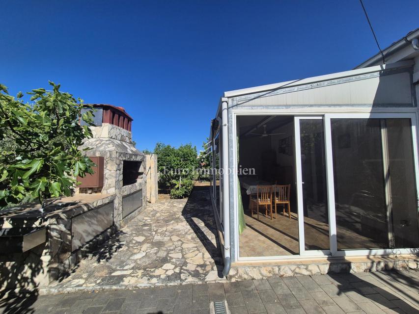 Pirovac - hiša s tremi apartmaji in dvoriščem
