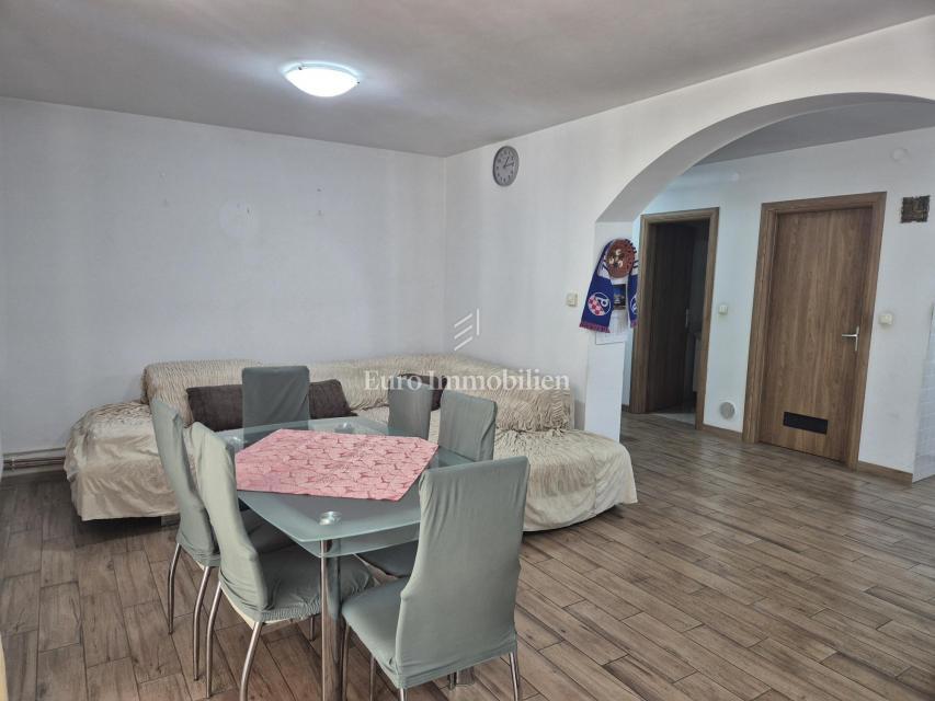 Pirovac - hiša s tremi apartmaji in dvoriščem